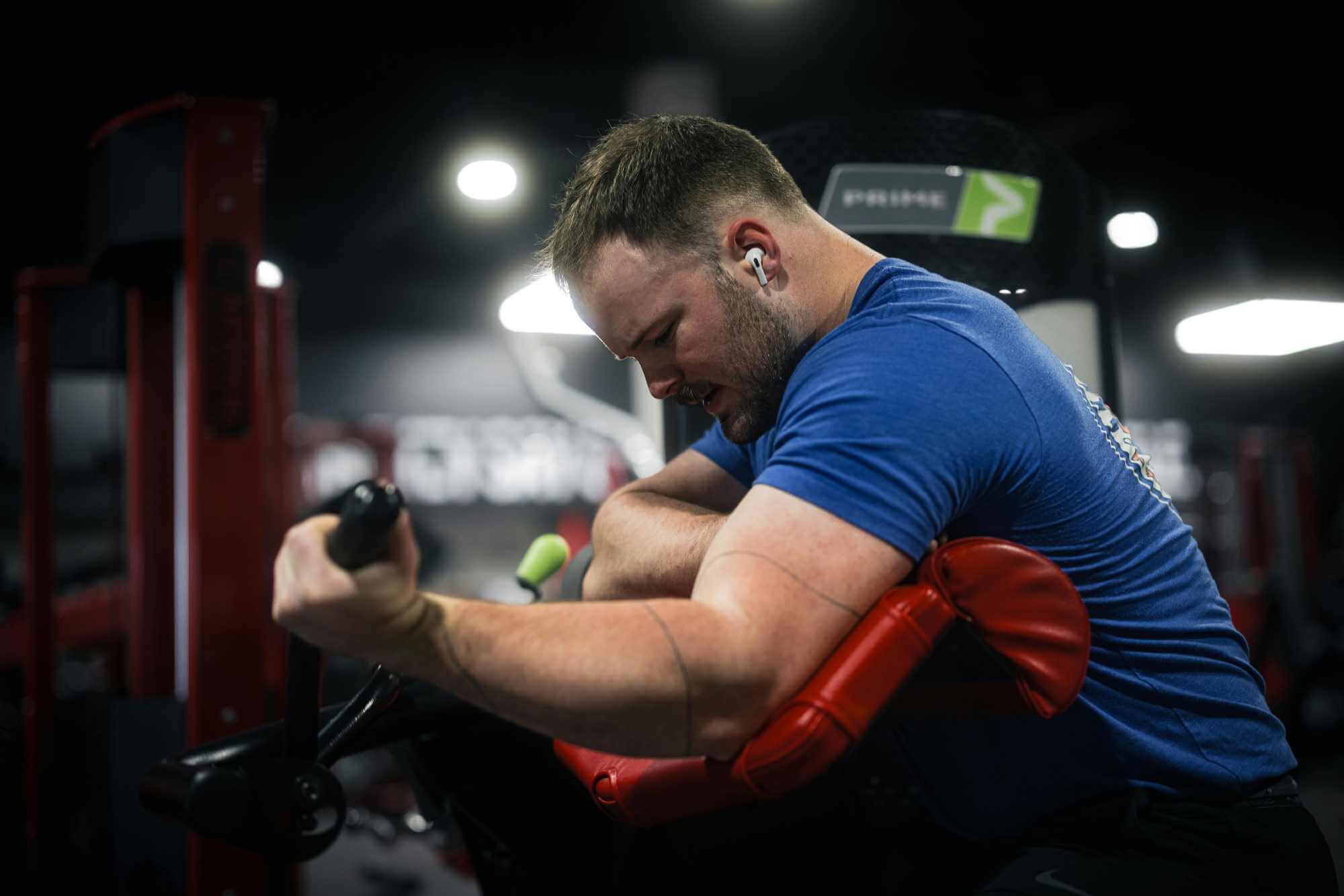 muž cvičí biceps